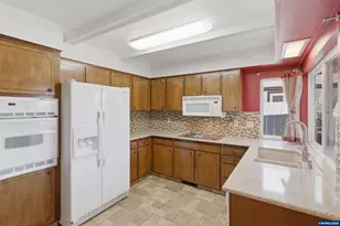 3274 Oakcrest Dr NW, Salem, OR 97304 - Photo 18