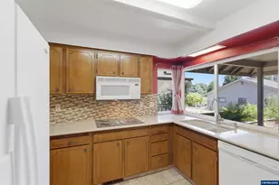 3274 Oakcrest Dr NW, Salem, OR 97304 - Photo 16