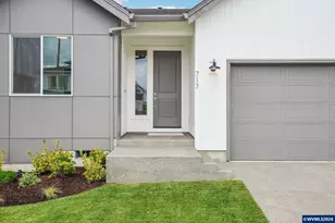717 Magnolia Ave, Woodburn, OR 97071 - Photo 2