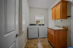1231 SW 3rd Ave, Mill City, OR 97360 - Photo 30