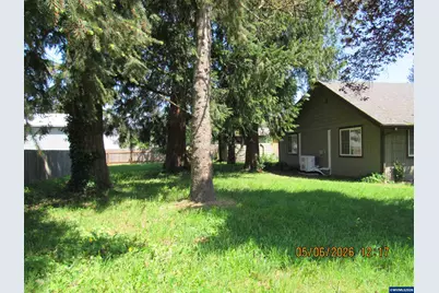 365 SE Myrtle St, Mill City, OR 97360 - Photo 2