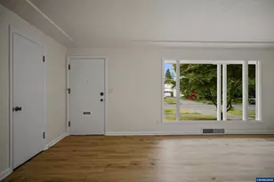 1710 23rd St NE, Salem, OR 97301 - Photo 8