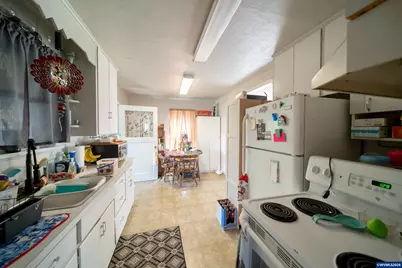 1450 SW 9th St, Dallas, OR 97338 - Photo 4