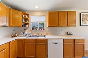 920 SW Myrtle Ct, McMinnville, OR 97128 - Photo 12