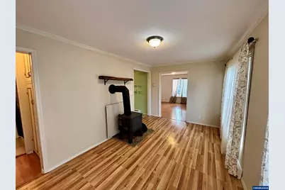 1060 Hickory St NE, Salem, OR 97301 - Photo 8