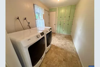 1060 Hickory St NE, Salem, OR 97301 - Photo 14