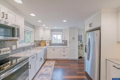 208 NW Lewisburg Av, Corvallis, OR 97330 - Photo 8