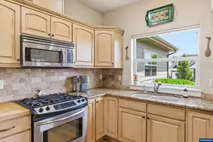 410 NW Byers Ln, Dallas, OR 97338 - Photo 2