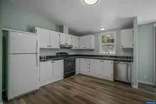 334 SE Hazel St, Mill City, OR 97360 - Photo 10