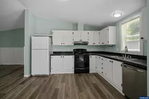 334 SE Hazel St, Mill City, OR 97360 - Photo 12