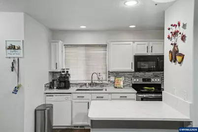 810 SE Locust St, Dundee, OR 97115 - Photo 10