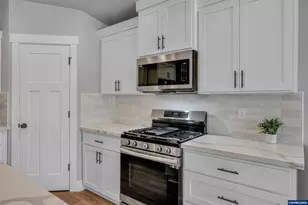 1448 SW 11th St, Dallas, OR 97338 - Photo 12