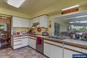 3218 Oakcrest Dr NW, Salem, OR 97304 - Photo 14