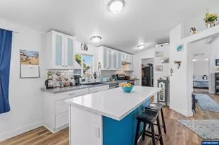 310 W B St, Lebanon, OR 97355 - Photo 8