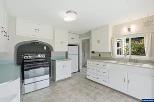 870 Hickory St NE, Salem, OR 97301 - Photo 8