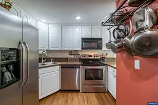 2190 Maplewood Dr S, Salem, OR 97306 - Photo 12