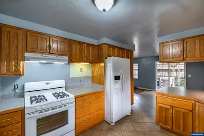 905 Ash St, Brownsville, OR 97327 - Photo 8