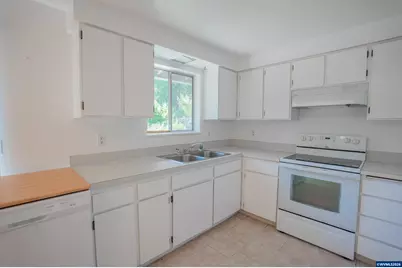 1043 26th Ct, Sweet Home, OR 97386 - Photo 6