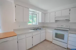 1043 26th Ct, Sweet Home, OR 97386 - Photo 6
