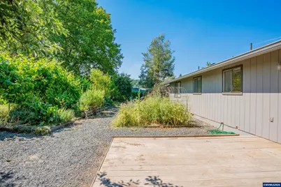 1043 26th Ct, Sweet Home, OR 97386 - Photo 2