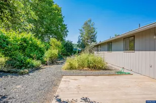 1043 26th Ct, Sweet Home, OR 97386 - Photo 2