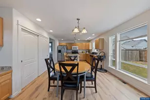 886 N 7th St, Harrisburg, OR 97446 - Photo 8