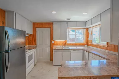 380 S 7th St, Lebanon, OR 97355 - Photo 4