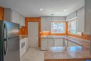 380 S 7th St, Lebanon, OR 97355 - Photo 4