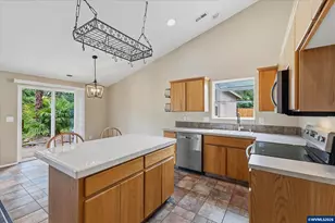 1302 SW Darci Dr, McMinnville, OR 97128 - Photo 10