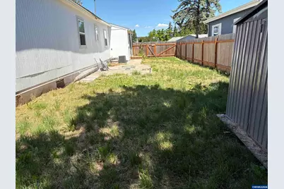 840 SW Cherry St, Willamina, OR 97396 - Photo 12