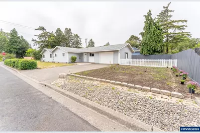 2025 Pine St, Florence, OR 97439 - Photo 2