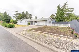 2025 Pine St, Florence, OR 97439 - Photo 2