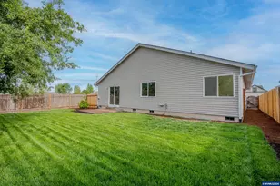 36 E Jadon Dr, Lebanon, OR 97355 - Photo 2