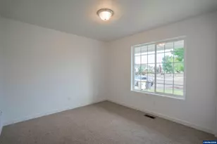 36 E Jadon Dr, Lebanon, OR 97355 - Photo 18