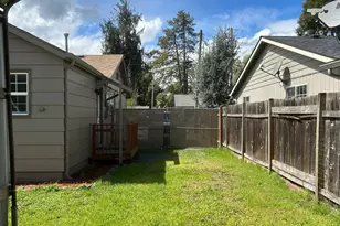 830 S 7th St, Cottage Grove, OR 97424 - Photo 18