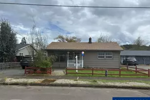 830 S 7th St, Cottage Grove, OR 97424 - Photo 2
