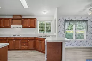 1015 Oak St, Silverton, OR 97381 - Photo 12