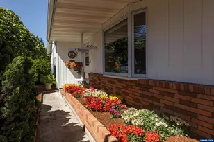 492 N Larch Ave, Stayton, OR 97383 - Photo 4