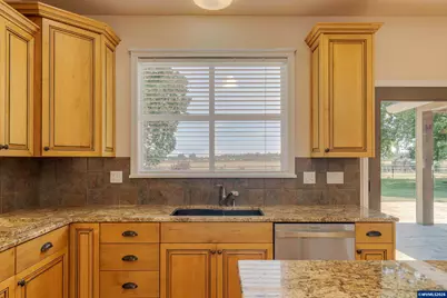 23522 Caffey Ln, Aurora, OR 97002 - Photo 12