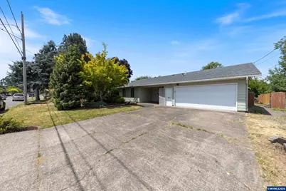 1025 N 3rd St, Woodburn, OR 97071 - Photo 2