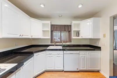 1025 N 3rd St, Woodburn, OR 97071 - Photo 8