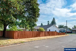 320 S 7th St, Lebanon, OR 97355 - Photo 4