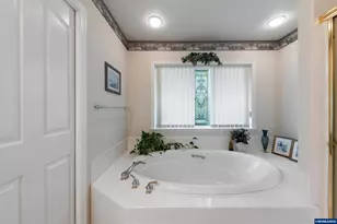 310 NW Foxglove St, Dallas, OR 97338 - Photo 32
