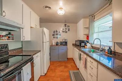 390 W D St, Lebanon, OR 97355 - Photo 4