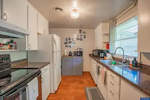 390 W D St, Lebanon, OR 97355 - Photo 4