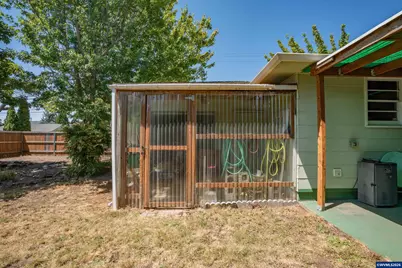 390 W D St, Lebanon, OR 97355 - Photo 28