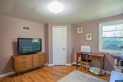 390 W D St, Lebanon, OR 97355 - Photo 18