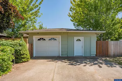 390 W D St, Lebanon, OR 97355 - Photo 2