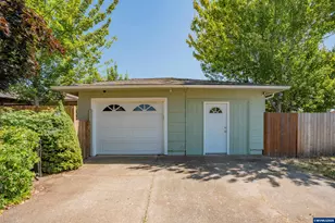 390 W D St, Lebanon, OR 97355 - Photo 2