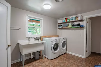 390 W D St, Lebanon, OR 97355 - Photo 22